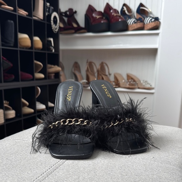 VENUS Shoes - NEW Feathered VENUS Black Square Block Heels Sz10